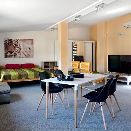 Riga City Center Quiet Apartment With Free Private Parking Bagian luar foto