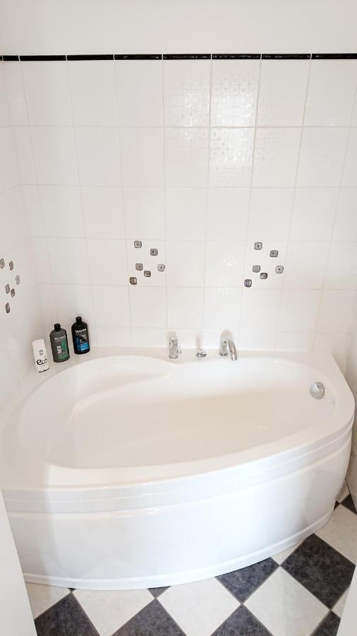 Riga City Center Quiet Apartment With Free Private Parking Bagian luar foto