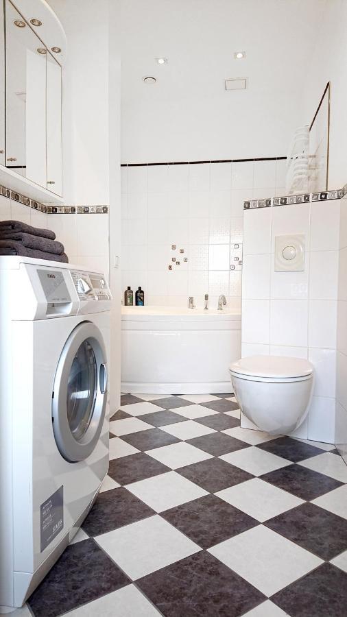 Riga City Center Quiet Apartment With Free Private Parking Bagian luar foto