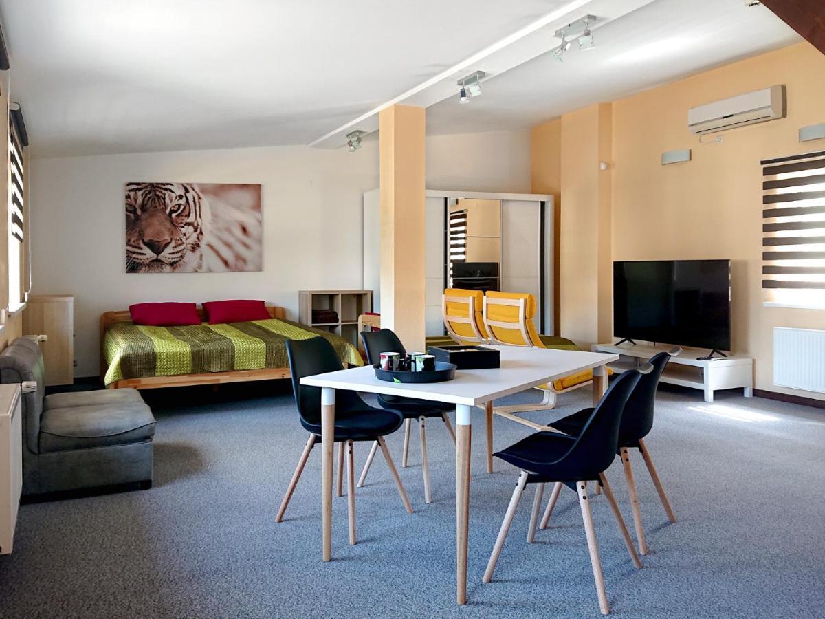Riga City Center Quiet Apartment With Free Private Parking Bagian luar foto